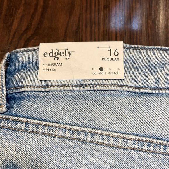 Edgely Shorts - Picture 3 of 4